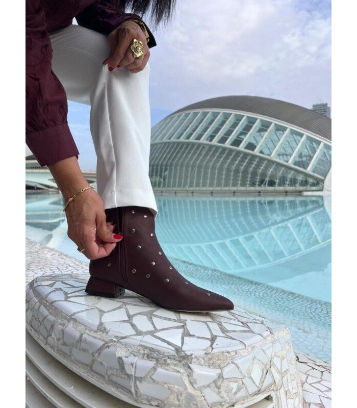 608K127-Botin-Burdeos-Tachas-Azarey-4-600x800